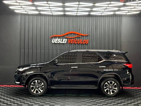TOYOTA HILUX SW4 2.8 D-4D TURBO DIESEL SRX 7L 4X4 AUTOMÁTICO
